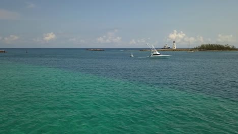 Luftbild-Rund-Um-Eine-Yacht,-Die-Am-Nassau-Leuchtturm-Vorbeifährt,-Auf-Den-Sonnigen-Bahamas---Kreisen,-Drohnenaufnahme