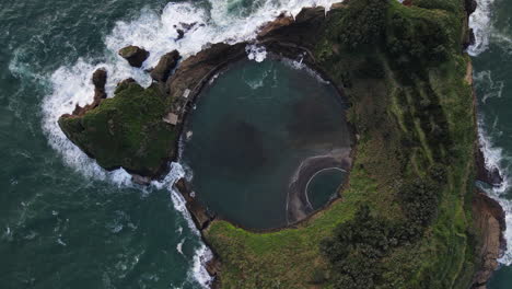 Luftbild-Von-Oben-Nach-Unten-Auf-Die-Vila-Franca-Do-Campo-In-Den-Azoren-Archipeln
