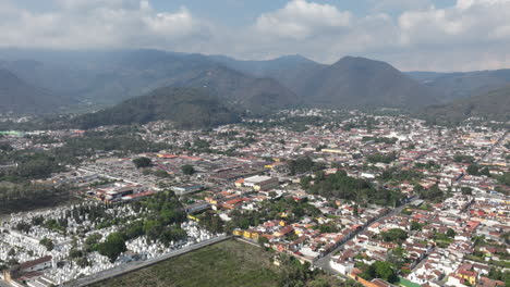Hiperlapso-Aéreo-Lento-Sobre-Antigua-Guatemala-Y-El-Cementerio-Allí