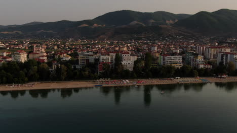 Asombroso-Paisaje-Urbano-De-Pogradec-Y-Las-Orillas-Del-Lago-Ohrid