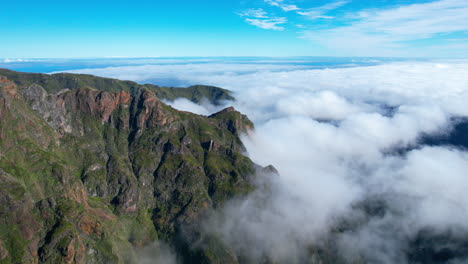Vorwärts-Fliegende-Zeitraffer-drohne-Schoss-über-Die-Berge-Von-Madeira-Und-Die-Wolkenbewegungen-Um-Die-Gipfel