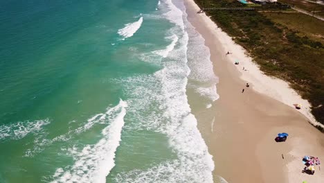 Luftaufnahme-Des-Strandes-Von-Joaquinha-In-Brasilien