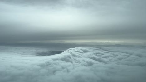 Vista-Aérea-Desde-Una-Cabina-Volando-A-Través-De-Bonitas-Nubes-De-Nieve-Invernal