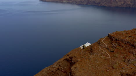 Langsame-Panoramaneigung-Aus-Der-Luft-Zeigt-Eine-Aufnahme-Von-Oia-Auf-Santorini,-Von-Imerovigli-Während-Des-Sonnenaufgangs