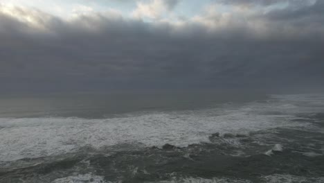Sturmwellen,-Die-Seestrand-Im-Blauen-Wetternaturhintergrund-Luftbild-Zusammenstoßen