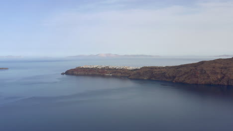 Panoramische-Luftaufnahme-Von-Oia-Auf-Santorini,-Griechenland-Während-Des-Sonnenaufgangs