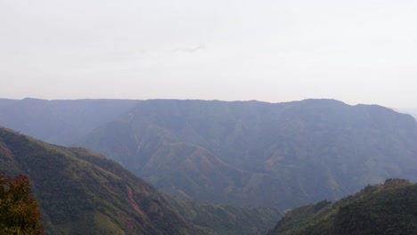 El-Valle-De-La-Cordillera-Cubre-La-Niebla-Por-La-Mañana-Desde-Un-ángulo-Plano