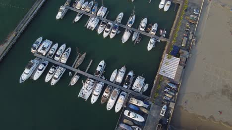 Drohnenvideo-Eines-Jachthafens-Mit-Vielen-Angedockten-Oder-Geparkten-Booten