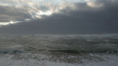 Oceam-Sturmwellen,-Die-Am-Sandstrand-Zusammenbrechen