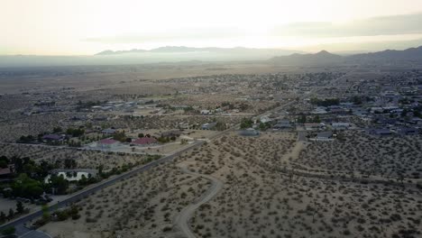 Ein-Panorama-Drohne-Aus-Der-Luft-über-Der-Trockenen-Hochwüstenstadt-Apple-Valley-Im-Sommer-In-Kalifornien