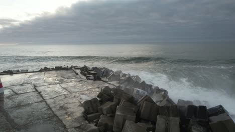 Wave-crash-into-rocks,-turbulent-ocean