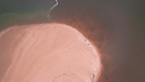 Vogelperspektive-über-Flussmündung-Zum-Ozean