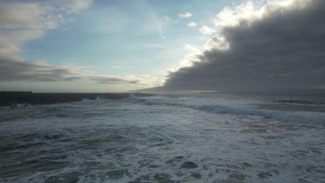 Wellen,-Die-Auf-Die-Luftaufnahme-Der-Felsen-Krachen