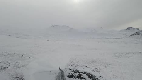 Paisaje-Invernal-En-La-Península-De-Snaefellsnes-Desde-La-Cascada-Svodufoss-En-Islandia