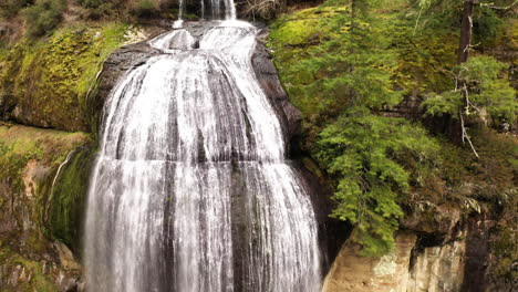 Silver-Falls-Oregon-Coos-County-Wasserfall-In-Zeitlupe,-Absteigender-Drohnenschuss