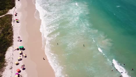 Toma-De-Drones-De-Turistas-Bañándose-En-Una-Playa-Brasileña