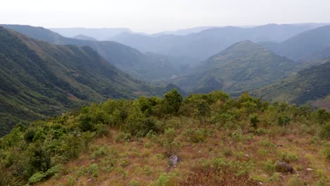 Valle-De-Montaña-Cubierto-De-Bosques-Verdes-Y-Nieblas-Por-La-Mañana-Desde-Un-ángulo-Plano