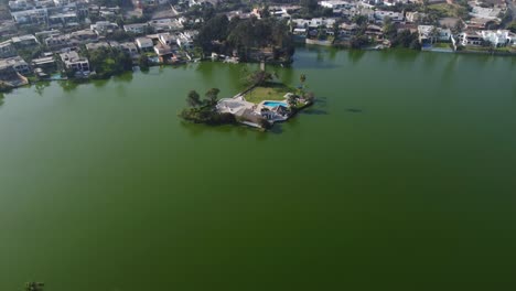 Drohnenvideo-Eines-Sees-Mit-Einer-Kleinen-Insel-In-Der-Mitte