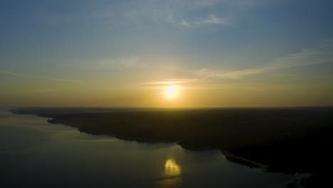 Eine-Wunderschöne-Luftaufnahme-Der-Landschaft-Von-Montargil,-Portugal,-Bei-Einem-Riesigen-Sonnenaufgang-In-4k