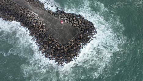 Wellen,-Die-An-Der-Antenne-Des-Ozeanufers-Zusammenbrechen