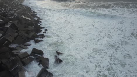 Mächtige-Wellen,-Die-Auf-Den-Pier-Krachen