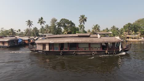 Houseboats-and-traditional-public-boat-in-Alappuzha-or-Alleppey,-India