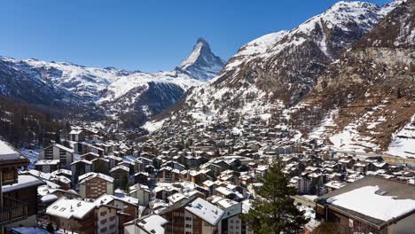Zeitrafferschwenk-über-Zermatt-Mit-Blick-Auf-Das-Matterhorn