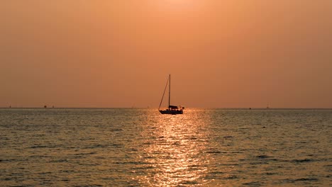 Amazing-Sunset-in-Thailand-with-a-Yacht-on-the-Horizon-with-Pink-and-Orange-Skies-in-Bangsaray-near-Pattaya