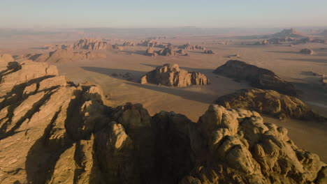 Vista-Panorámica-Aérea-Del-Desierto-De-Wadi-Rum-Con-Enormes-Formaciones-Rocosas-En-Jordania