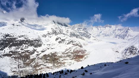 Schwenken-Im-Winterzeitraffer-Mit-Blick-Auf-Den-Atemberaubenden-Aletschgletscher-In-Den-Schneebedeckten-Bergen-Der-Schweizer-Alpen