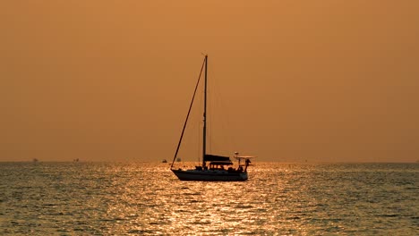 Malerische-Silhouette-Einer-Yacht-Mit-Orangefarbenem-Und-Rosafarbenem-Himmel-Am-Horizont-Mit-Ruhigem-Wasser-In-Bangsaray-In-Der-Nähe-Von-Pattaya,-Thailand
