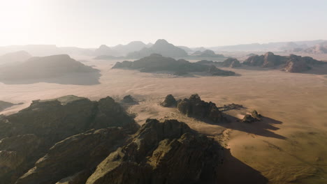 Fliegen-In-Richtung-Sandsteingebirge-In-Der-Wüste-Wadi-Rum-In-Jordanien