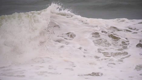 Slow-motion-waves-with-white-foam-in-the-middle-of-a-storm-in-the-ocean