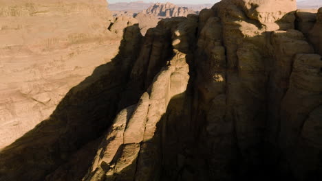 Vista-Escénica-De-Formaciones-Rocosas-En-El-Desierto-Jordano-En-Wadi-Rum