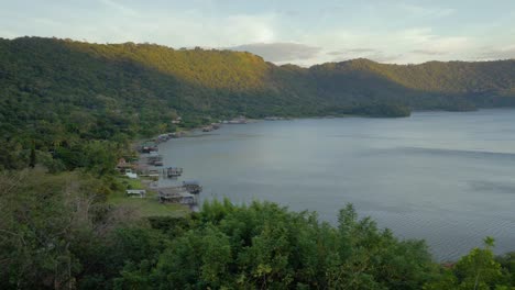 Lago-De-Coatepeque-Durante-La-Tarde-En-El-Salvador