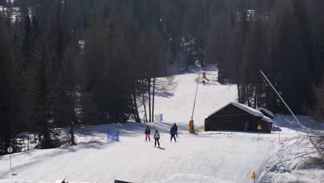 Gruppe-Alpiner-Skifahrer,-Die-Von-Einer-Wunderschönen-Verschneiten-Piste-Absteigen---Zeitlupe