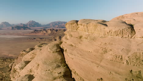 Hermosa-Cordillera-En-Wadi-Rum,-Jordania---Toma-Aérea-De-Drones