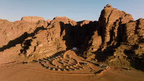 Luxury-Campsite-Of-Memories-Aicha-Luxury-Camp-On-Towering-Red-Valley-In-Wadi-Rum,-Jordan