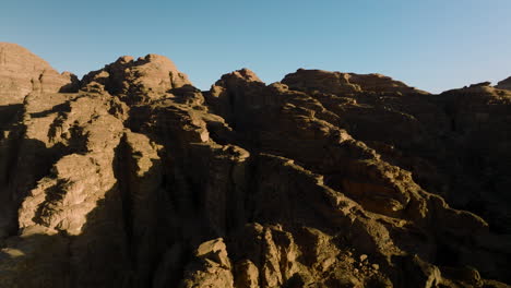 Vistas-Naturales-Y-Hermosas-A-La-Montaña-En-El-Desierto-De-Wadi-Rum-En-Jordania--Toma-Aérea