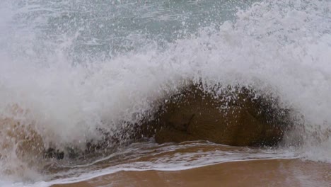 Mächtige-Wellen,-Die-Gegen-Einen-Felsen-An-Der-Costa-Brava-In-Girona-Super-Slow-Motion-Krachen