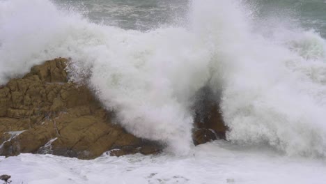 Superzeitlupe-Wellenbrechende-Felsen