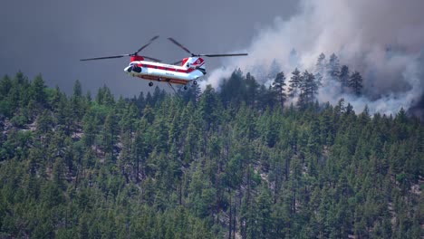 Hubschrauber-Mit-Wassereimer,-Der-über-Kalifornische-Wälder-Fliegt---Handgeführte-Kamerafahrt