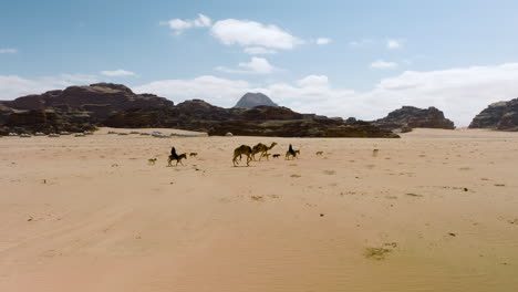 Wanderer-Beduinen-Auf-Kamelen-In-Der-Wüste-Wadi-Rum,-Jordanien