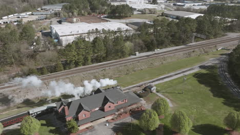 Luftdrohnenaufnahme-Einer-Dampflokomotive,-Die-An-Einem-Bahnhof-In-Chattanooga,-TN,-Hält