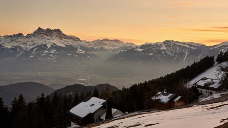 Sonnenuntergang-Winterzeitrafferansicht-Der-Schneebedeckten-Berge-In-Den-Schweizer-Alpen