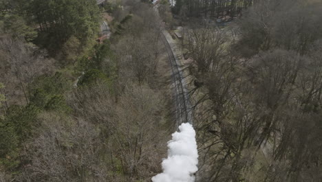 Luftdrohne-In-Zeitlupe,-Aufgenommen-Nach-Einer-Dampflok,-Die-Sich-Die-Gleise-In-Chattanooga,-TN,-Hinunterbewegt