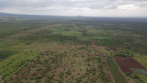 Paisaje-Rural-Del-Sur-De-Kenia-Con-Kilimanjaro-En-El-Horizonte,-Toma-De-Revelación-Aérea