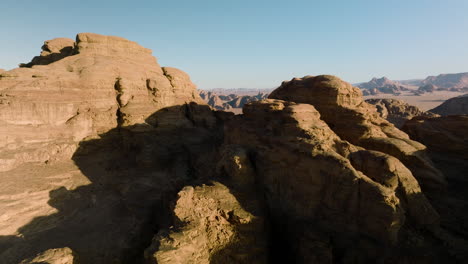 Herrliche-Luftaufnahmen-Der-Felsigen-Berge-In-Der-Wüste-Wadi-Rum-In-Jordanien---Luftaufnahme