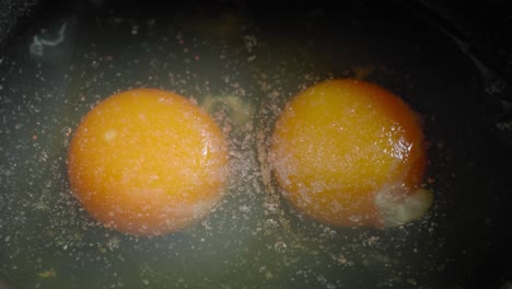 Agregar-Sal-A-Los-Huevos-Crudos-Antes-De-Batirlos,-Cocinar-Huevos-Revueltos