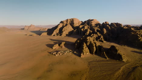 Luftaufnahme-Der-Wüste-Wadi-Rum-Mit-Sandsteinfelsen-Und-Französischer-Festung-In-Jordanien